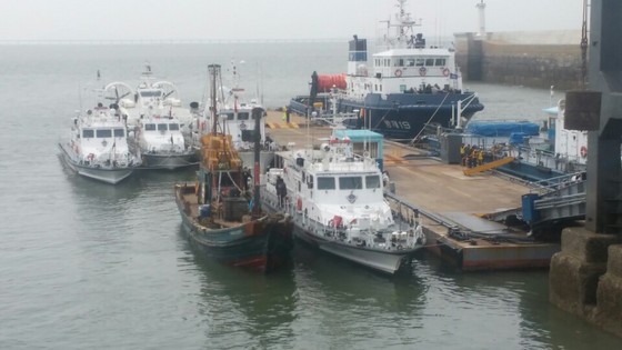 인천해경에 나포된 중국어선이 압송되고 있다. (사진 = 인천해양경비안전서 제공)