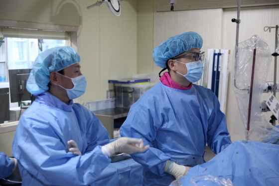 가톨릭대 인천성모병원 심장혈관내과 최익준 교수(오른쪽)와 일본 고쿠라기념병원 심장내과 소가 요시미츠(왼쪽) 박사가 말초혈관 질환 환자의 시술방법에 대해 논의하고 있다