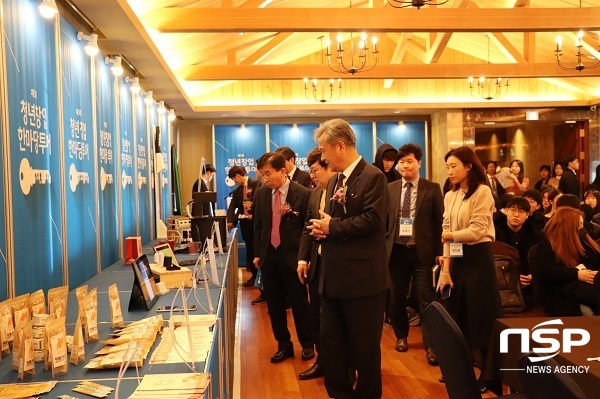 김상호 총장이 제3회 청년창업한마당 투어 행사장에 전시된 학생 및 기업체의 창업 아이템을 둘러보고 있다 (사진 = 대구대학교)