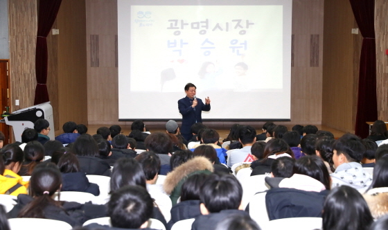 19일 박승원 광명시장이 안현초등학교에서 열린 진로 탐색의 날에 참여해 6학년 학생을 대상으로 진로 강의를 진행하고 있다. (사진 = 광명시)