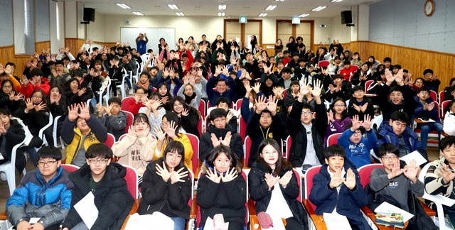 19일 박승원 광명시장이 안현초등학교에서 열린 진로 탐색의 날에 참여해 6학년 학생을 대상으로 진로 강의를 진행하고 있다. (사진 = 광명시)