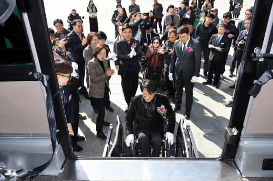 26일 성남시청 광장에서 장애인 150명과 은수미 성남시장, 국회의원, 도·시의원, 일반시민 등이 참석한 가운데 조이누리 버스 탑승을 진행하고 있다. (사진 = 성남시)