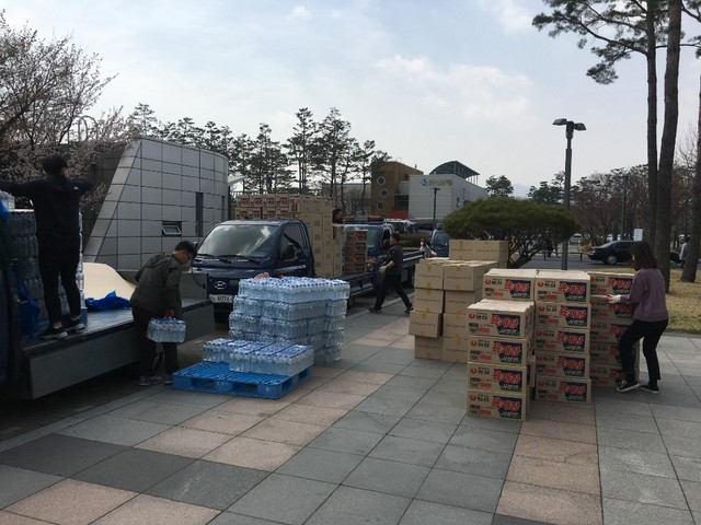 5일 시청광장에서 성남시청 공무원들이 강원도 고성에 보낼 산불피해 긴급구호 물품을 싣고 있다. (사진 = 성남시)