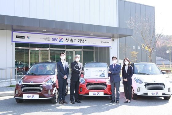 쎄미시스코 경형전기차 EV Z(제타) 첫 출고 기념식 모습 (사진 = 쎄미시스코)