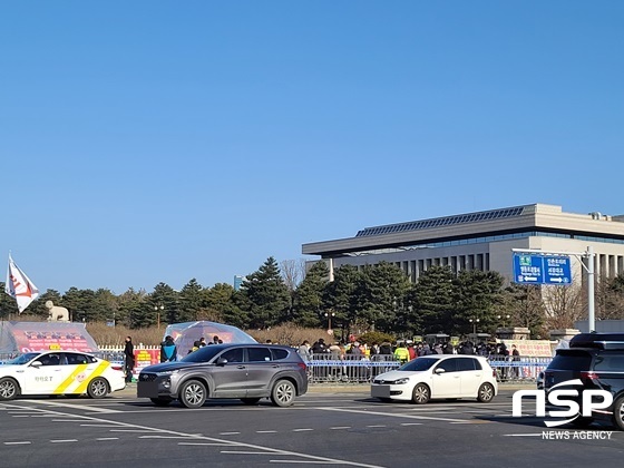 영업손실을 촉구하고 있는 소공연 소속 소상공인들의 국회 정문 앞 기자회견 모습 (사진 = 강은태 기자)