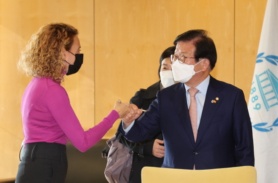 박병석 국회의장(오른쪽)과 메리첼 바텟 라마냐 스페인 하원의장(왼쪽)이 제134차 국제의회연맹총회에서 만나 양국 교류 협력 방안을 논의하고 있다 . (사진 = 국회)