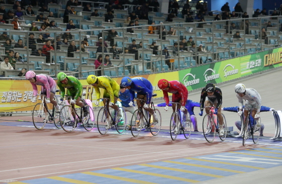2019년 그랑프리 결승에서 참가 선수들이 경주를 출발하고 있다. (사진 = 국민체육진흥공단)