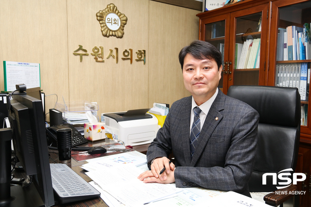 12일 조석환 수원시의회 의장이 미소지고 있다. (사진 = 조현철 기자)
