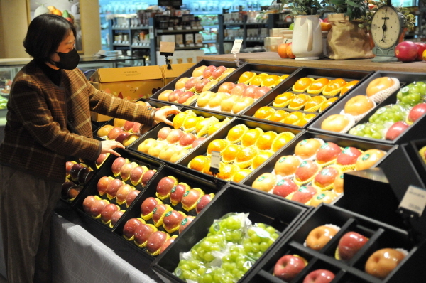롯데백화점 대구점 지하2층 식품관 과일선물세트 코너에서 여성 고객이 제품을 살펴보고 있다. (사진 = 롯데백화점 대구점)