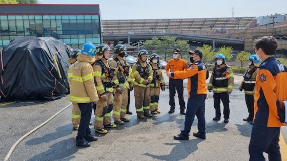 18일 용인소방서가 특수제작한 차량 하부용 관창과 질식소화포를 활용해 지하주차장 전기차 화재에 대비한 화재진압훈련을 하고 있다. (사진 = 용인소방서)