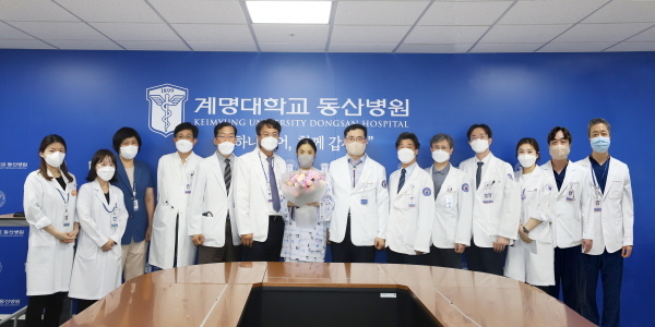 계명대 동산병원 의료진들이 간과 신장 동시 이식수술 환자의 퇴원을 축하했다 (사진 = 계명대학교 동산병원)