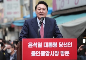 [포토]윤석열 대통령 당선인, 용인 중앙시장 방문