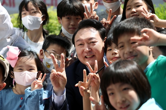 윤석열 대통령 당선인이어린이날을 맞아 이웃 어린이들과 함께 사진 촬영을 진행 하고 있다. (사진 = 당선인 대변인실)