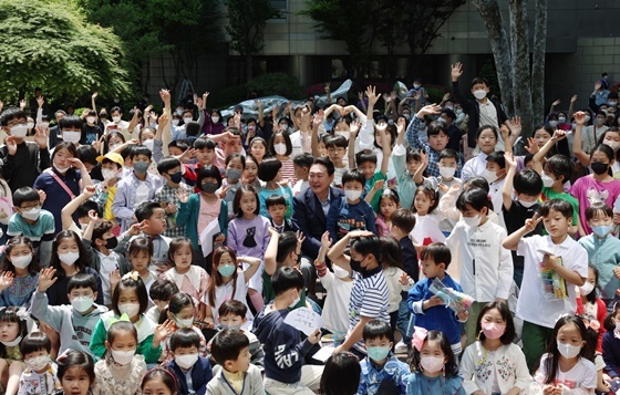 윤석열 대통령 당선인이어린이날을 맞아 이웃 어린이들과 함께 사진 촬영을 진행 하고 있다. (사진 = 당선인 대변인실)