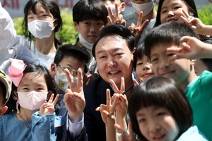 [포토]윤석열 당선인, 이웃 어린이들과 사진 촬영·아이들 꿈 응원