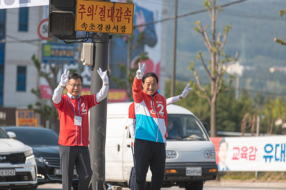 이병선 속초시장 후보(오른쪽)가 공식선거운동 첫날 이양수 국회의원과 시민들에게 거리 인사를 하고 있다. (사진 = 이병선 선거캠프)