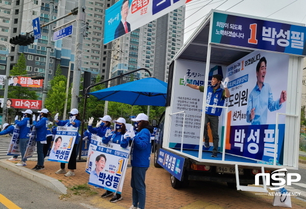 더불어민주당 박성필 경북도의원 후보가 유세차량 위에서 흥겨운 춤을 추고 있다. (사진 = 박성필 후보 선거사무소)