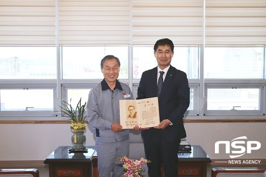 최준석 산림조합중앙회 사업대표이사(사진 오른쪽)가 박준영 SGC에너지 대표이사에게 감사패를 전달하고 있다.