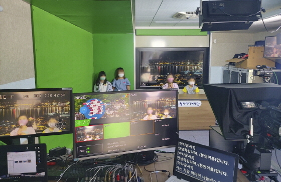 드림스타트 아동들이 미디어나눔버스에서 뉴스 제작 체험을 하고 있다. (사진 = 용인시)