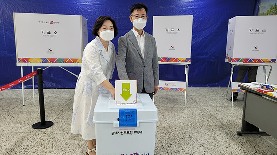 김한근 후보가 배우자와 함께 사전투표를 마쳤다. (사진 = 김한근 선거캠프)