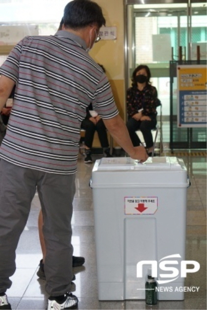 용인시 처인구 이동읍 송전초등학교 제1투표소에서 한 유권자가 기표한 투표용지를 투표함에 넣고 있다. (사진 = 김병관 기자)