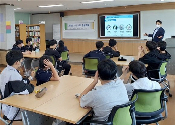 지난 20일 전남 영광백수중학교에서 Sh수협은행이 금융교육을 진행하고 있다. (사진 = Sh수협은행)
