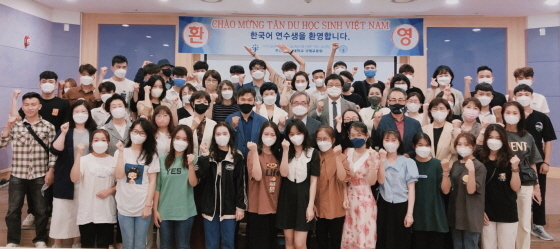 한국어 교육과정 외국연수생들이 입학식에서 연수생들과 관계자들이 기념촬영을 하고 있다. (사진 = 장안대학교)