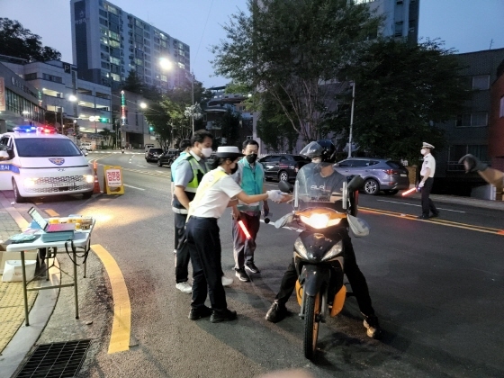 22일 군포시가 군포경찰서, 한국교통안전공단과 합동으로 이륜차 소음 점검을 하고 있다. (사진 = 군포시)