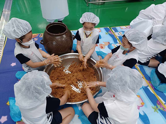 어린이들이 분토마을 장담그기 체험 활동을 하고 있다. (사진 = 동해시)
