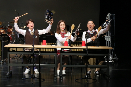 SCHOOL-타악기가 학교를 점령하다 타악콘서트 가운데 점심시간 공연 모습. (사진 = 성남문화재단)