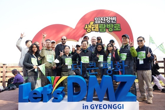 김동연 경기도지사(가운데)의 2022 DMZ 평화 걷기 대회 기념사진 (사진 = 경기도북부청)