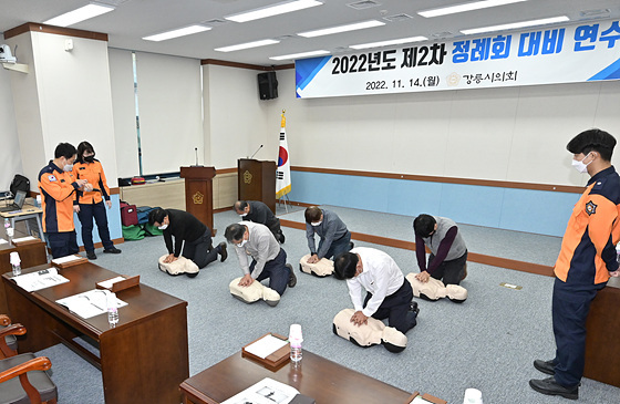 강릉시의회 의원들이 심폐소생술 교육을 받고 있다. (사진 = 강릉시의회)