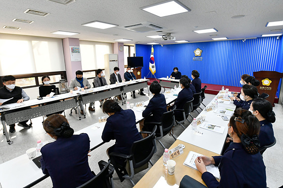 24일 의회 브리핑룸에서 김포시의회 도시환경위원회 위원들이 김포녹색어머니연합회 회원들과 정담회를 하고 있다. (사진 = 김포시의회)