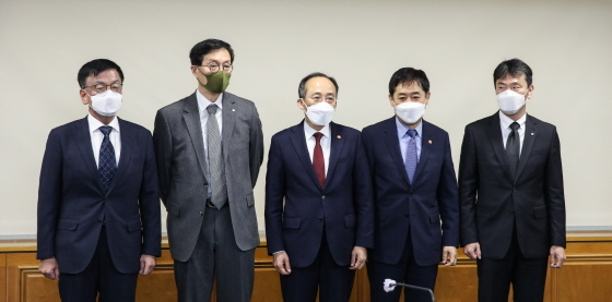 이창용 한국은행 총재가 28일 서울 중구 은행회관에서 열린 비상거시경제금융회의에 참석하고 있다. (사진 = 한국은행)