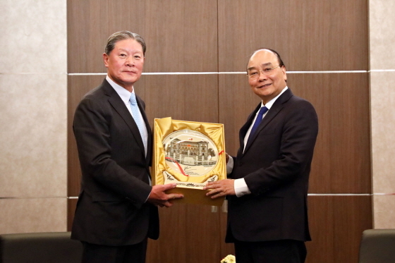 허명수 GS건설 상임고문(왼쪽)과 응우옌 쑤언 푹 베트남 국가주석(왼쪽 두 번째)이 기념촬영을 하고 있다 (사진 = GS건설)