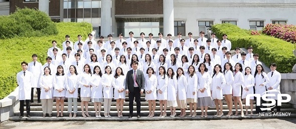 원광대 의과대학 2023년 졸업 예정자 단체사진.