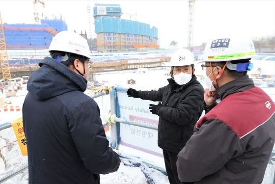 김헌동 SH공사 사장(왼쪽 두 번째)이 고덕강일2단지 건설현장을 방문해 건설사 관계자들과 소통하고 있다 (사진 = SH공사)