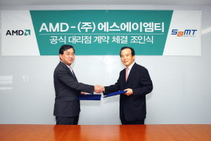 NSP통신-박용진 AMD코리아 대표(좌)와 정락 에스에이엠티 대표가 CPU 공급을 위해 대리점 계약을 체결하고 있다.