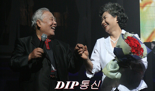 NSP통신-40년의 세월속에서도 한결같은 부부애를 과시하고 있는 양재봉-김옥산 부부