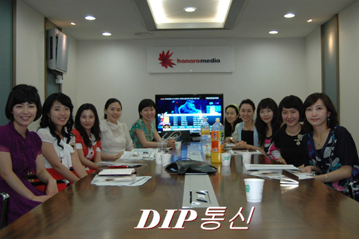 NSP통신-하나TV 쇼핑 쇼호스트로 최종 선발돼 6개월간 활동하게된 12명의 주부 쇼호스트.