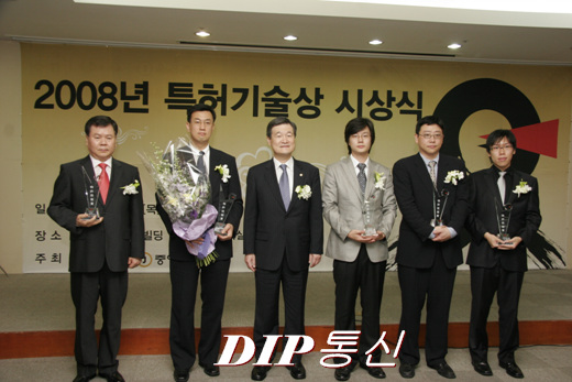 NSP통신-고정식 특허청장(사진 왼쪽 3번째)과 올 상반기 특허기술상을 수상한 수상자가 함께 기념촬영을 하고 있다.