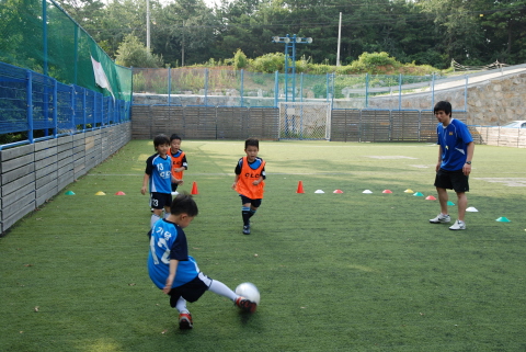 NSP통신-씨엘씨 축구교실에서 어린이들이 2대 2 축구대회를 펼치고 있다.