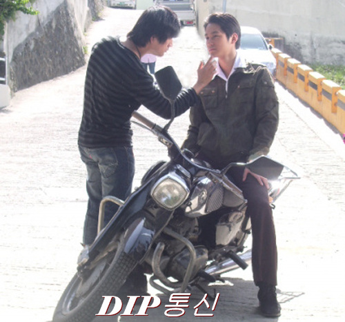 NSP통신-김범이 촬영에 앞서 부상당한 턱의 상처부위를 치료하고 있다.<사진=김범의 미니홈피>