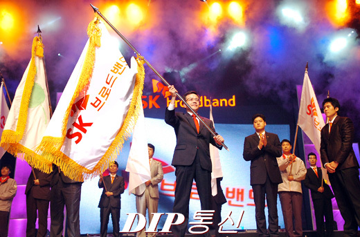 NSP통신-조신 SK브로드밴드 사장(가운데)이 새로 변경한 SK브로드밴드 사기를 흔들고 있다.