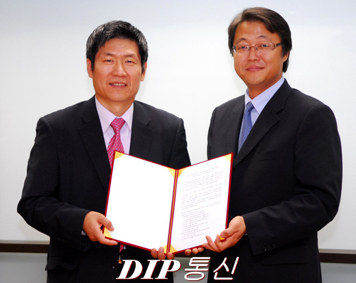 NSP통신-<사진 왼쪽부터 한국MS 유재성 사장, SK컴즈 주형철 대표>