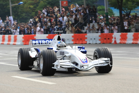 NSP통신-서울 삼성동 도로를 질주 중인 BMW자우버 팀의 F1 머신