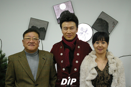 NSP통신-사진설명: MC 송영길(좌), 정은숙(우), 가수 강진(가운데)