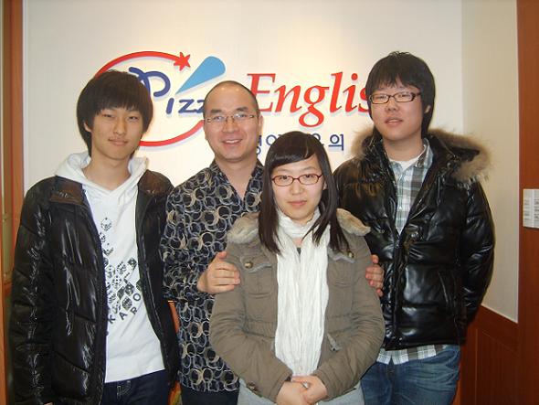 NSP통신-삼쾌원장이 학생들과 환하게 웃고있다.