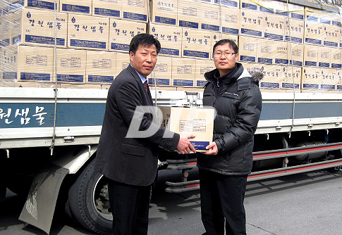 NSP통신-홍성민 승관원강원지원장(왼쪽)이 태백시청 담당공무원에게 생수를 전달하고 있다.