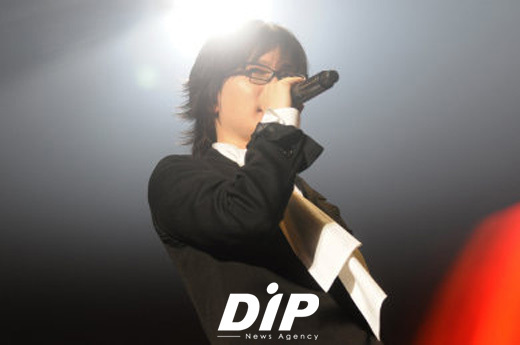 NSP통신-사진은 서태지가 지난해 12월 상암월드컵 경기장에서 열린 심포니 앙코르 무대에 올라 열창하고 있는 모습